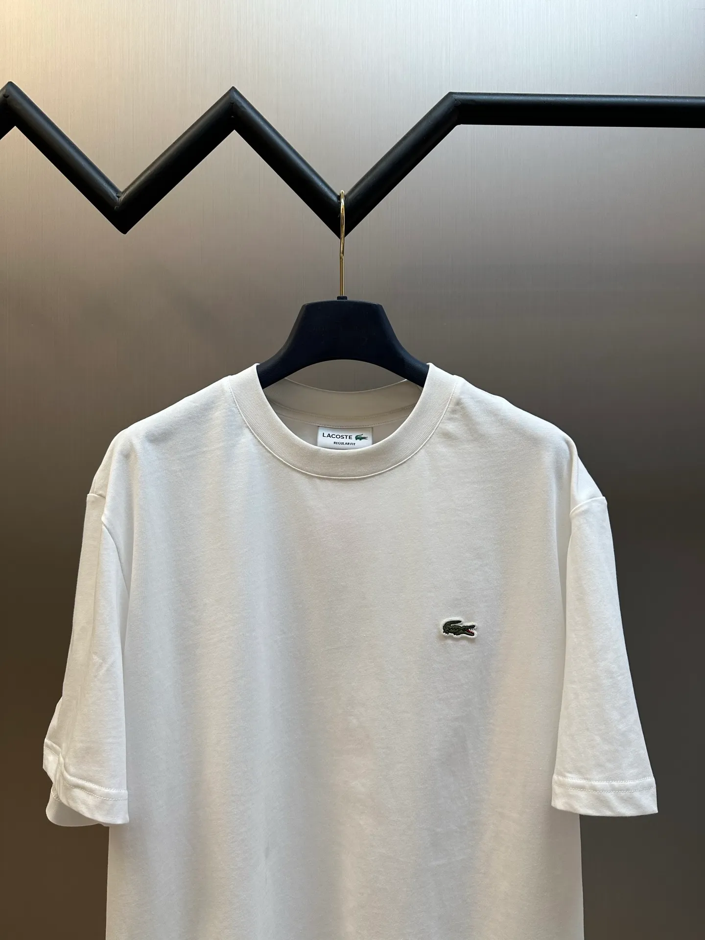 Lacoste Crocodile Logo Short Sleeve Made from custom combed smooth plain cotton fabric, the iconic crocodile is vividly displayed in the heart. The vivid logo contrasts with the calm background, quietly highlighting the French style. With a solid color as the base and the logo as the print, it fully displays the texture and brand heritage in a low-key manner. Using stamping technology, independent embroidered stamps are made through computer embroidery, and then positioned and sewn onto the clothing. It has a strong three-dimensional effect, is strong and washable, and has stable quality. size：s m l xl
